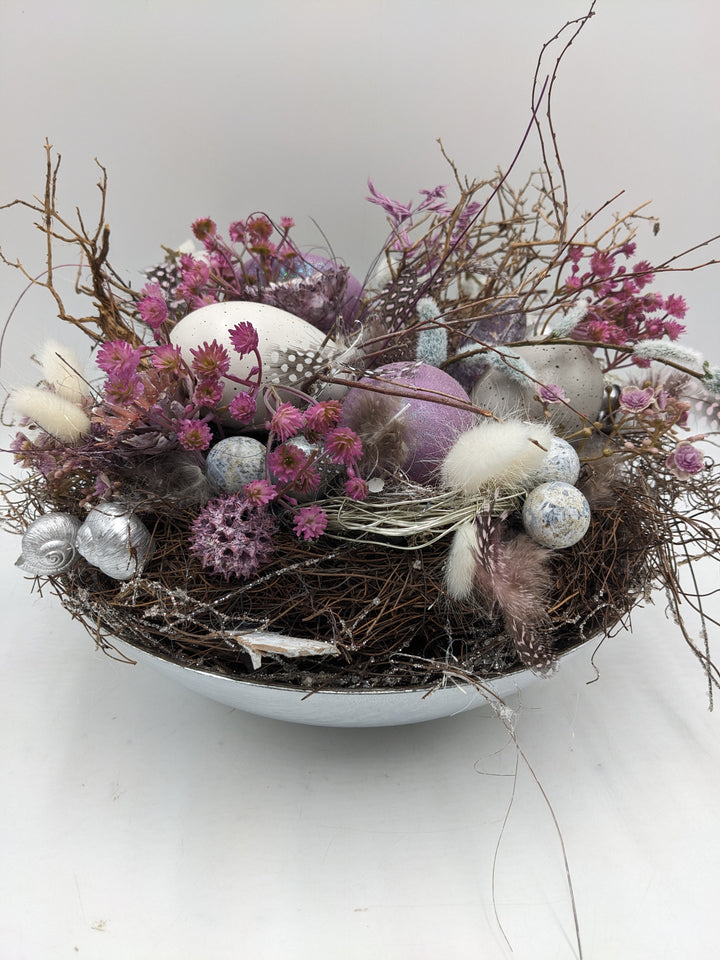 Ostergesteck Frühlingsgesteck Nest Federn Kätzchen lila