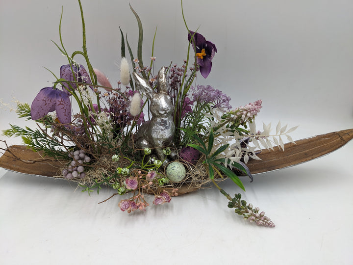 Ostergesteck Frühlingsgesteck Hase Schachbrettblume silber lila