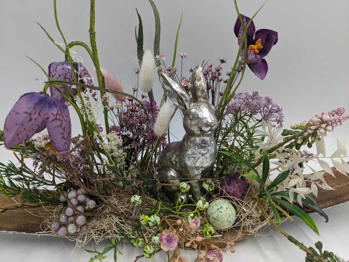Ostergesteck Frühlingsgesteck Hase Schachbrettblume silber lila