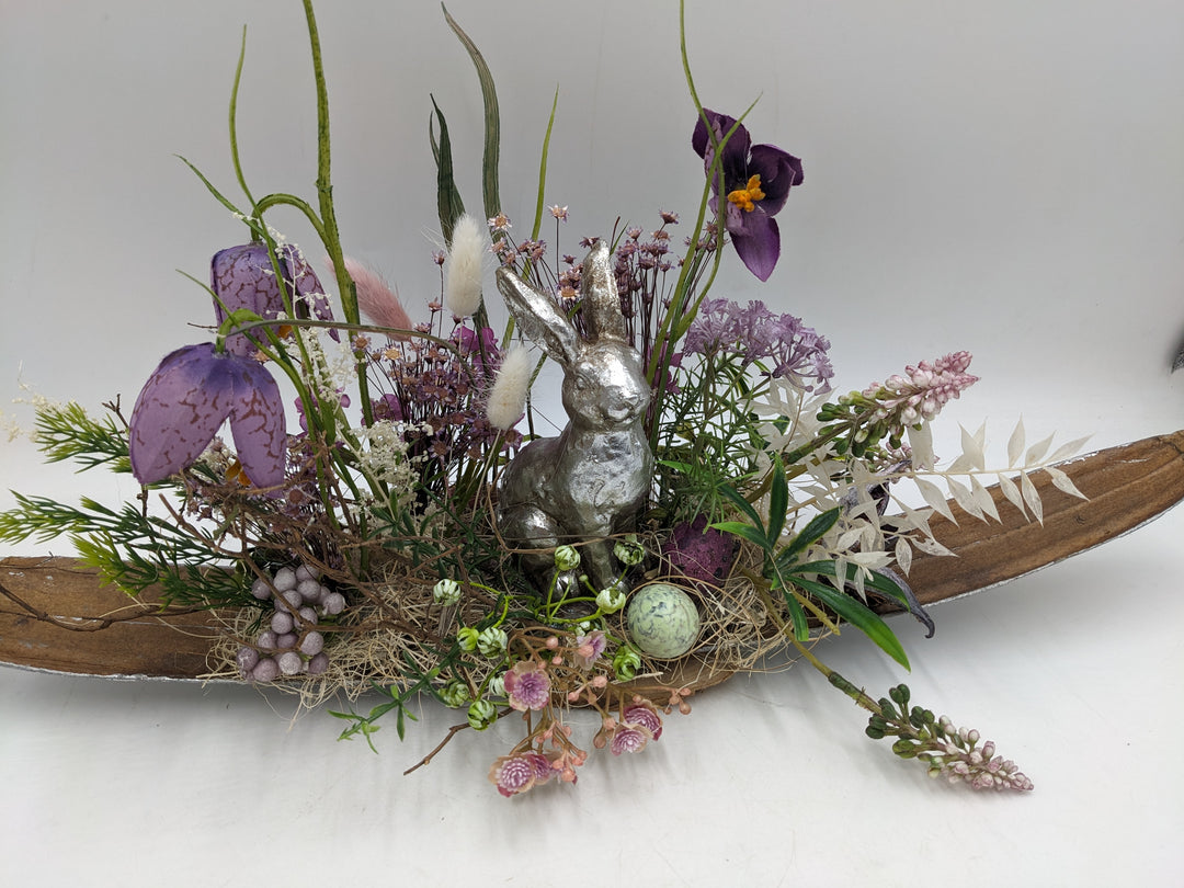 Ostergesteck Frühlingsgesteck Hase Schachbrettblume silber lila