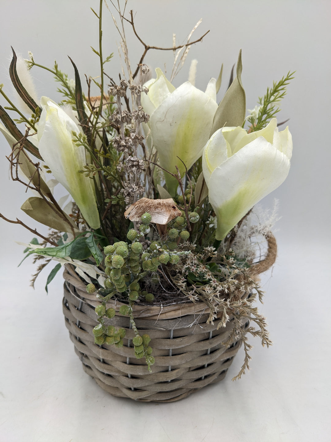 Frühlingsgesteck Krokusse Gräser weiss