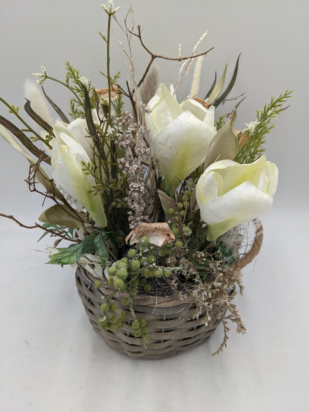 Frühlingsgesteck Krokusse Gräser weiss