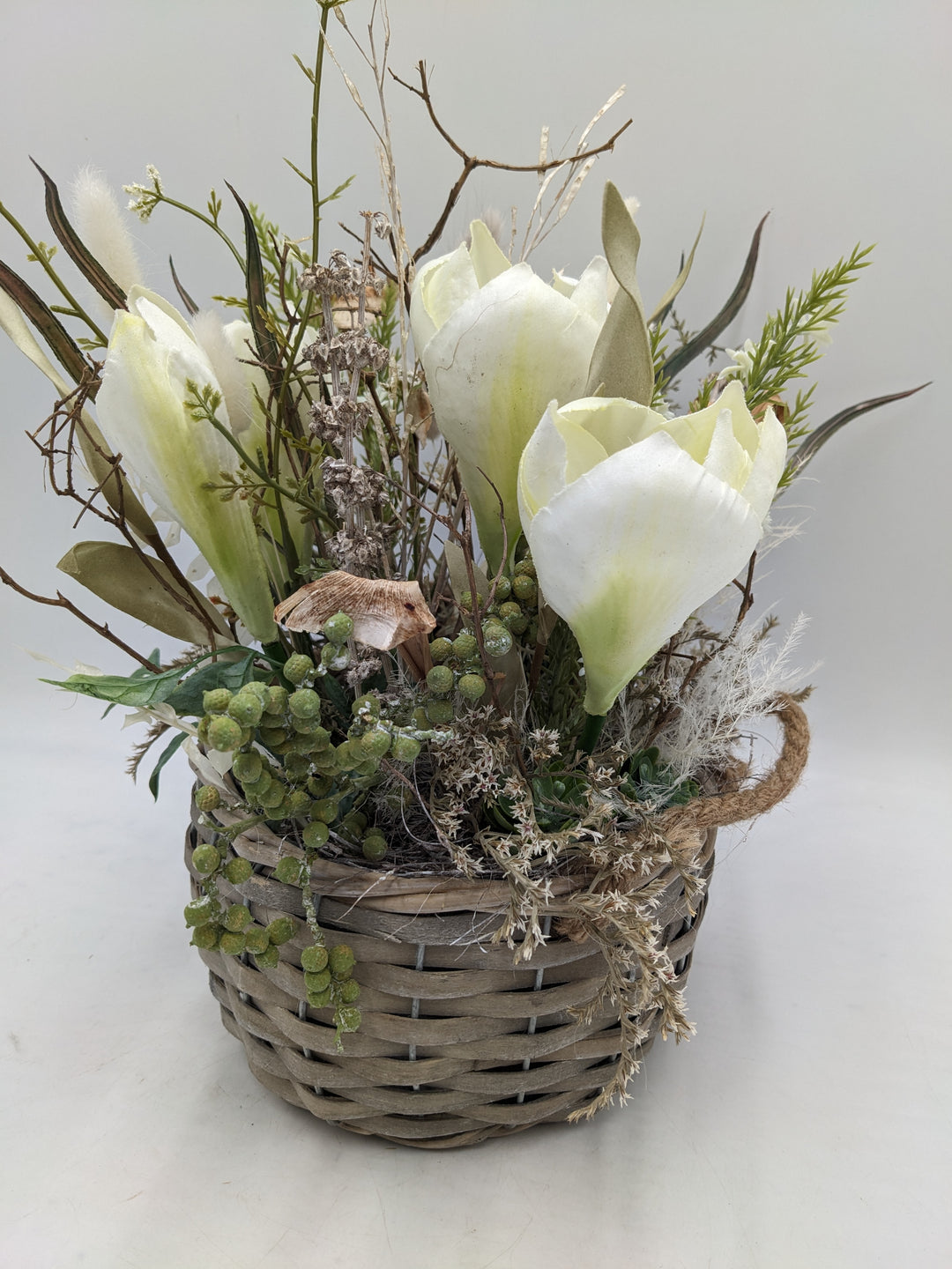 Frühlingsgesteck Krokusse Gräser weiss