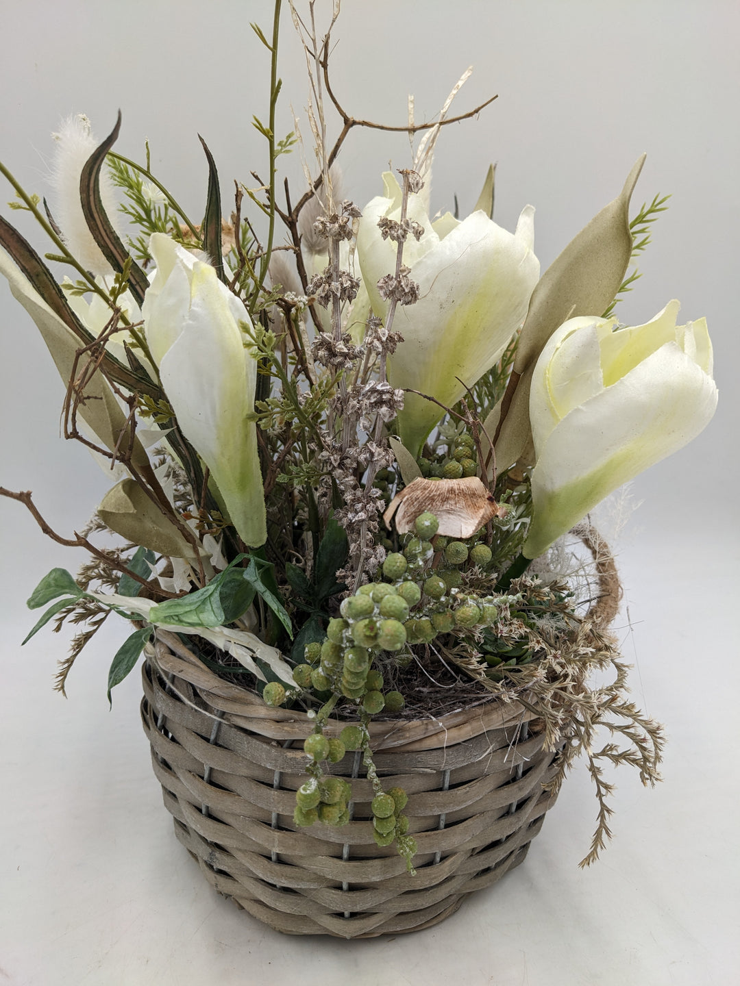 Frühlingsgesteck Krokusse Gräser weiss