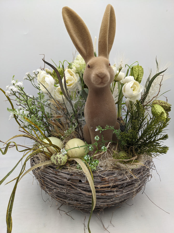 Ostergesteck Frühlingsgesteck Schachbrettblume Ranunkel weiss