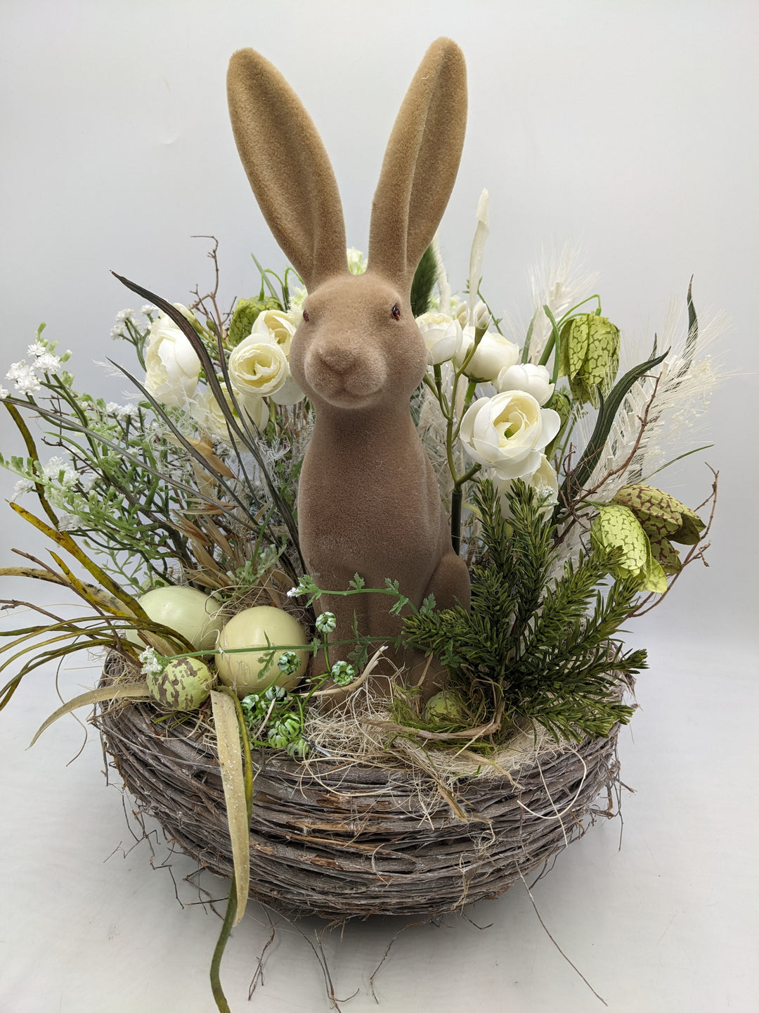 Ostergesteck Frühlingsgesteck Schachbrettblume Ranunkel weiss