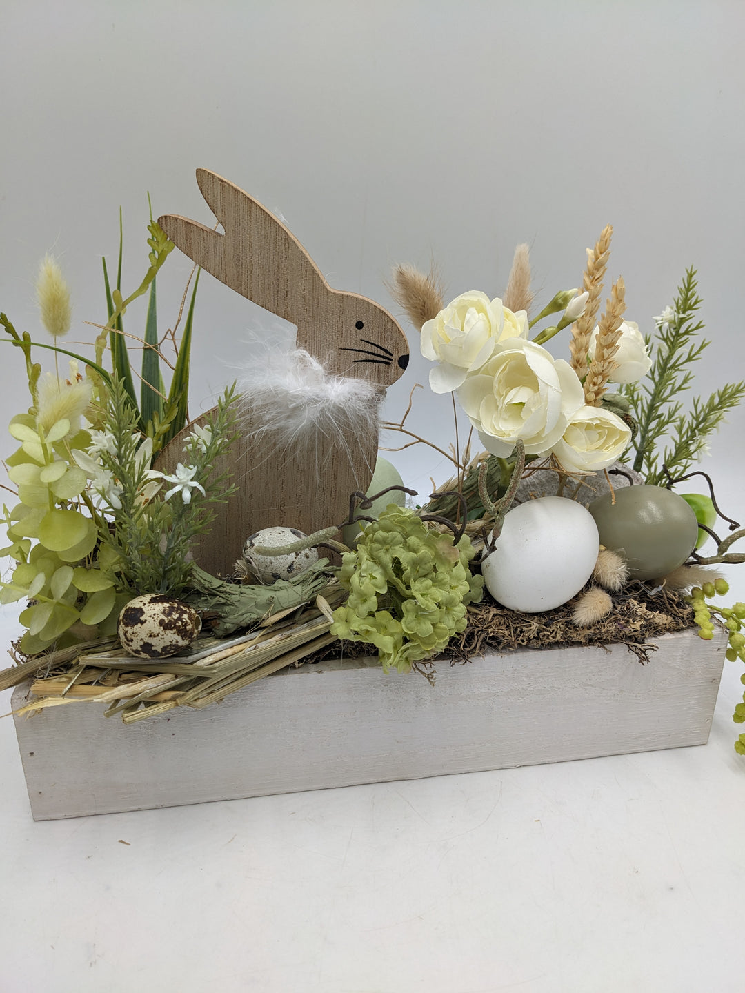 Ostergesteck Frühlingsgesteck Ranunkel Gräser weiss grün