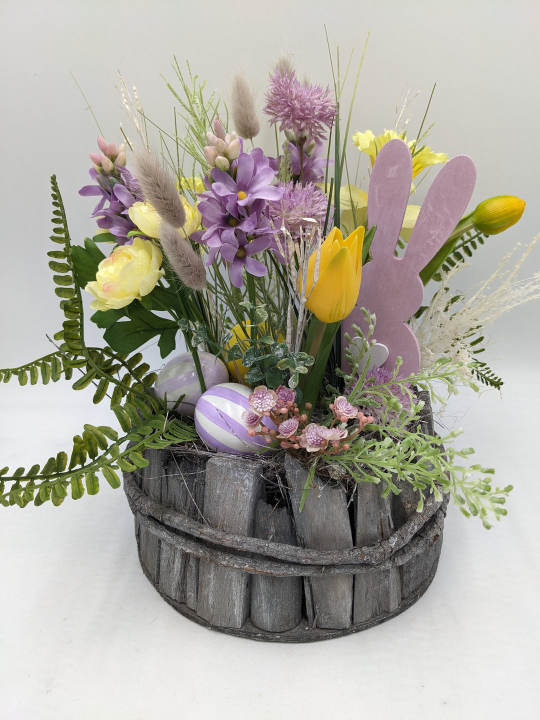 Ostergesteck Frühlingsgesteck Tulpen Hyazinthen lila gelb