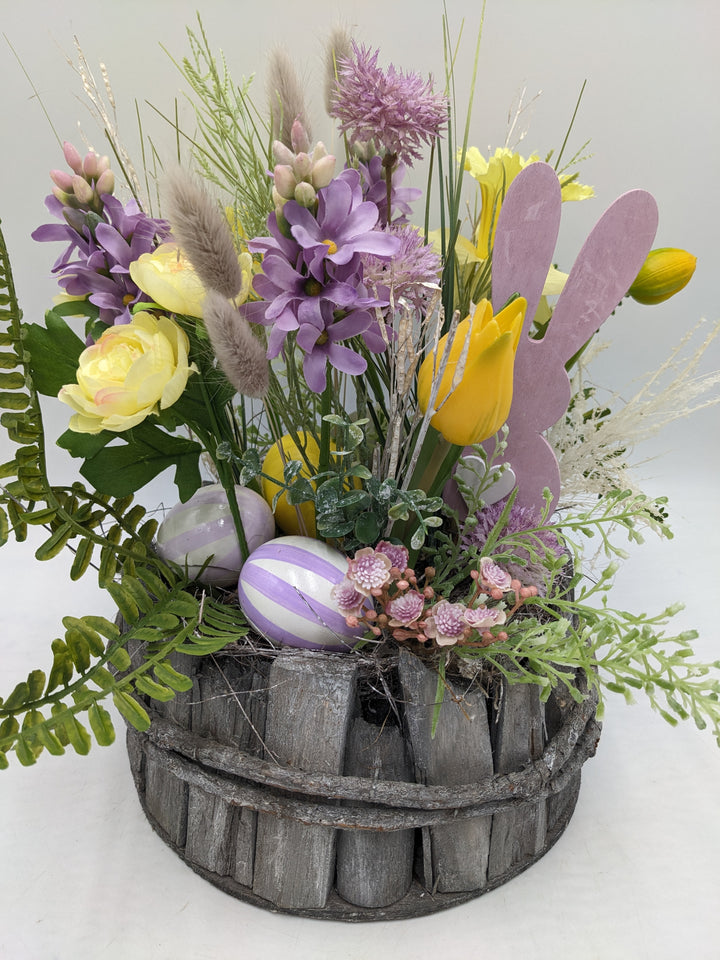 Ostergesteck Frühlingsgesteck Tulpen Hyazinthen lila gelb