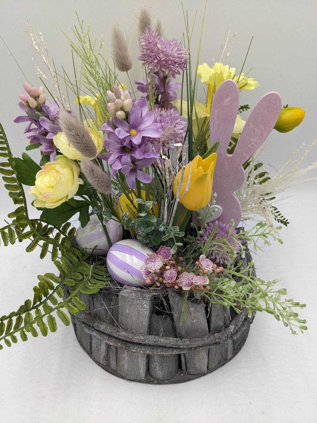 Ostergesteck Frühlingsgesteck Tulpen Hyazinthen lila gelb