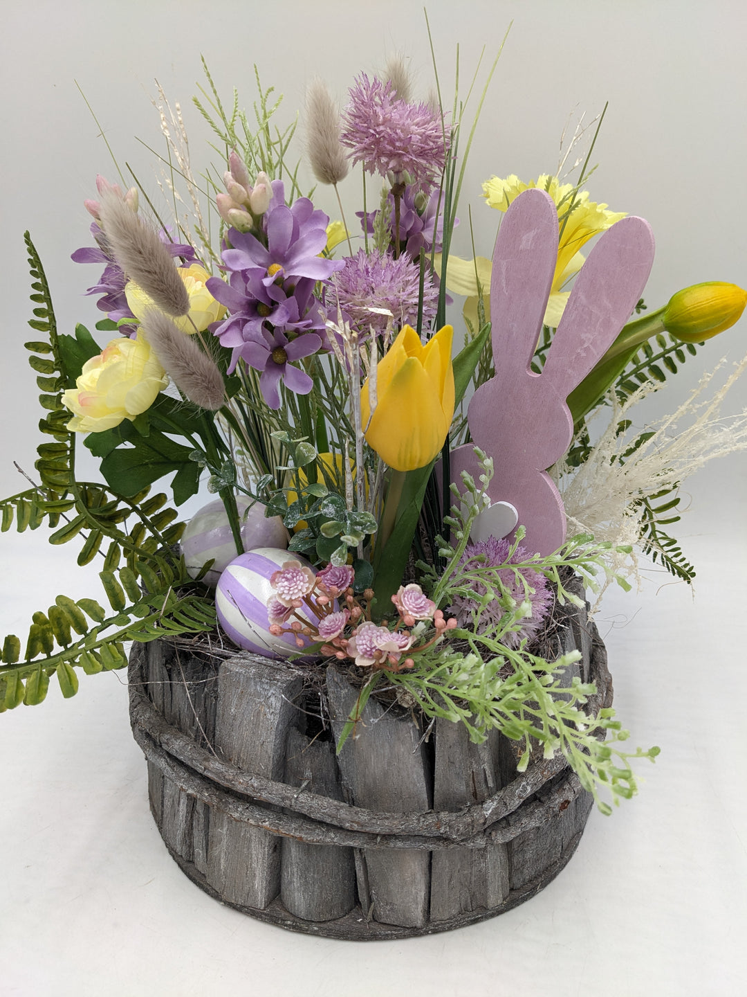Ostergesteck Frühlingsgesteck Tulpen Hyazinthen lila gelb