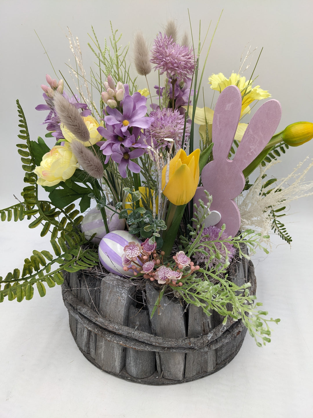 Ostergesteck Frühlingsgesteck Tulpen Hyazinthen lila gelb