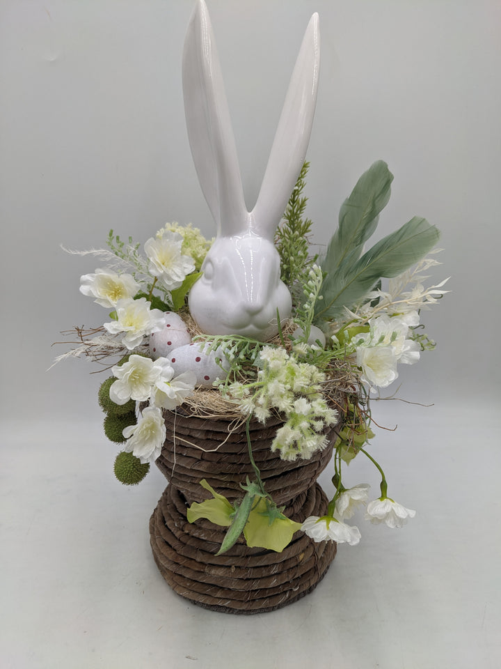 Ostergesteck Frühlingsgesteck Hase Federn Kirschblüte weiss