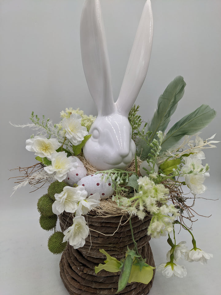 Ostergesteck Frühlingsgesteck Hase Federn Kirschblüte weiss