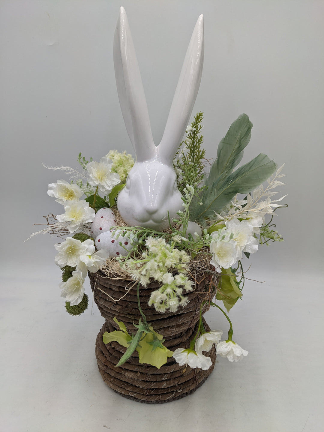 Ostergesteck Frühlingsgesteck Hase Federn Kirschblüte weiss