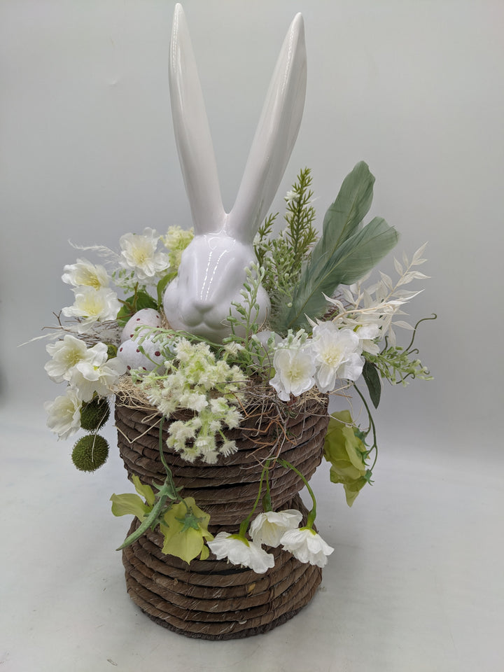 Ostergesteck Frühlingsgesteck Hase Federn Kirschblüte weiss