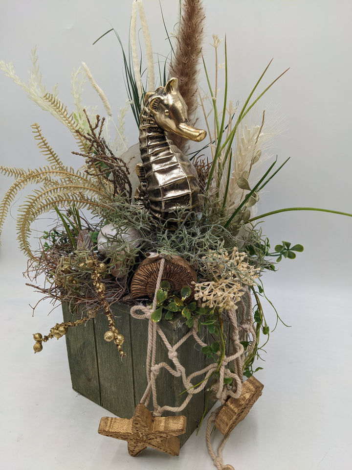 Sommergesteck Seepferdchen maritim gold