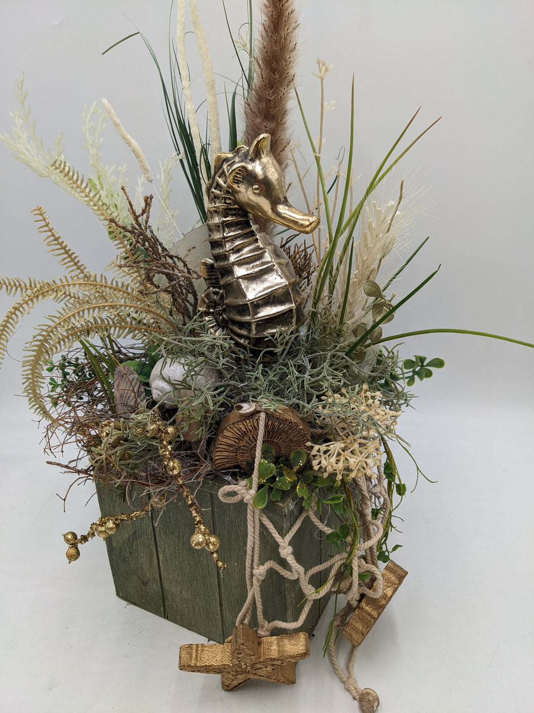 Sommergesteck Seepferdchen maritim gold