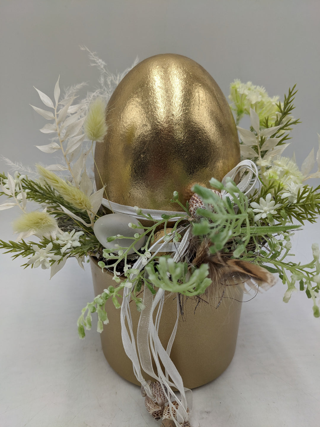 Ostergesteck Frühlingsgesteck Gräser Ei weiss gold