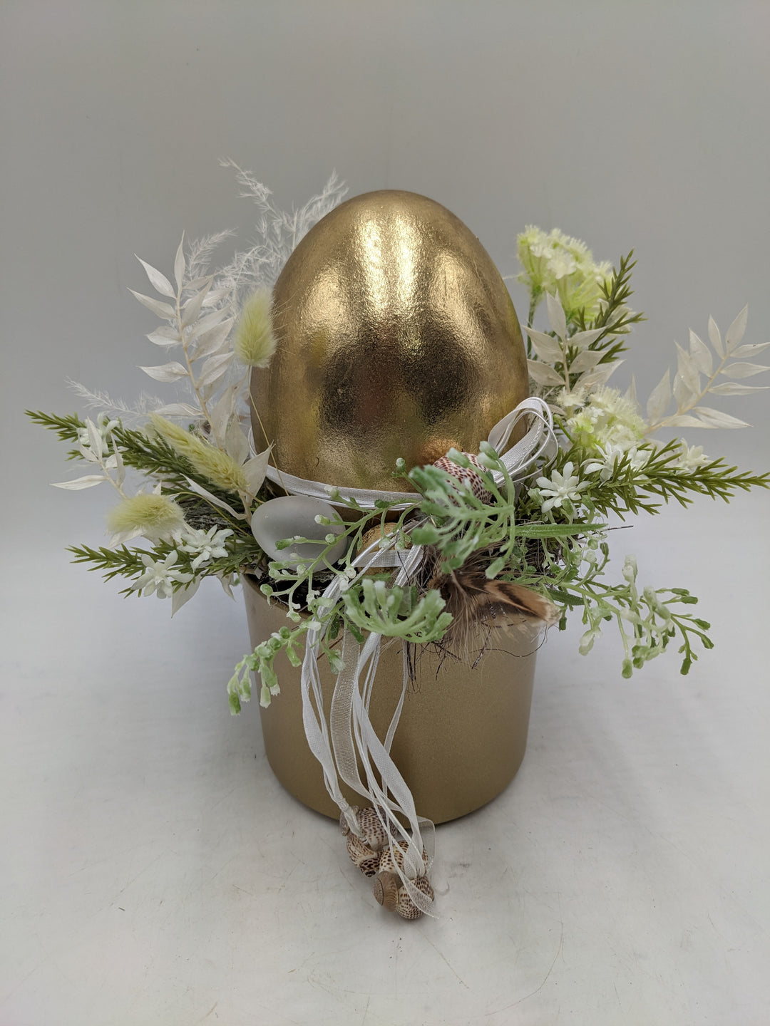 Ostergesteck Frühlingsgesteck Gräser Ei weiss gold