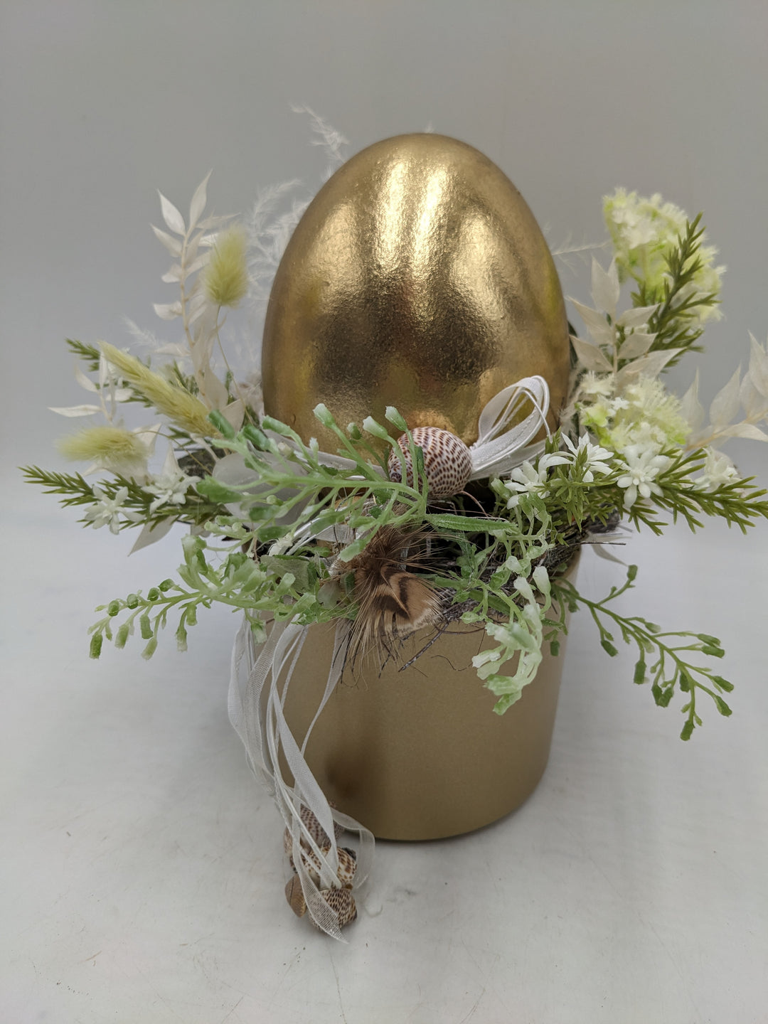 Ostergesteck Frühlingsgesteck Gräser Ei weiss gold