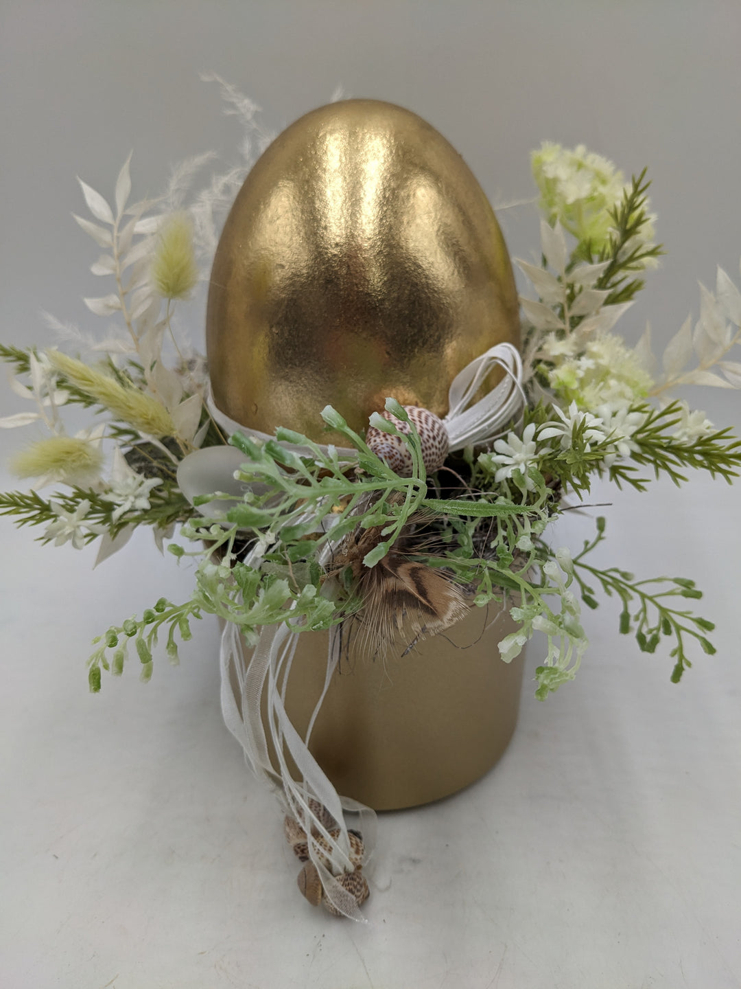 Ostergesteck Frühlingsgesteck Gräser Ei weiss gold
