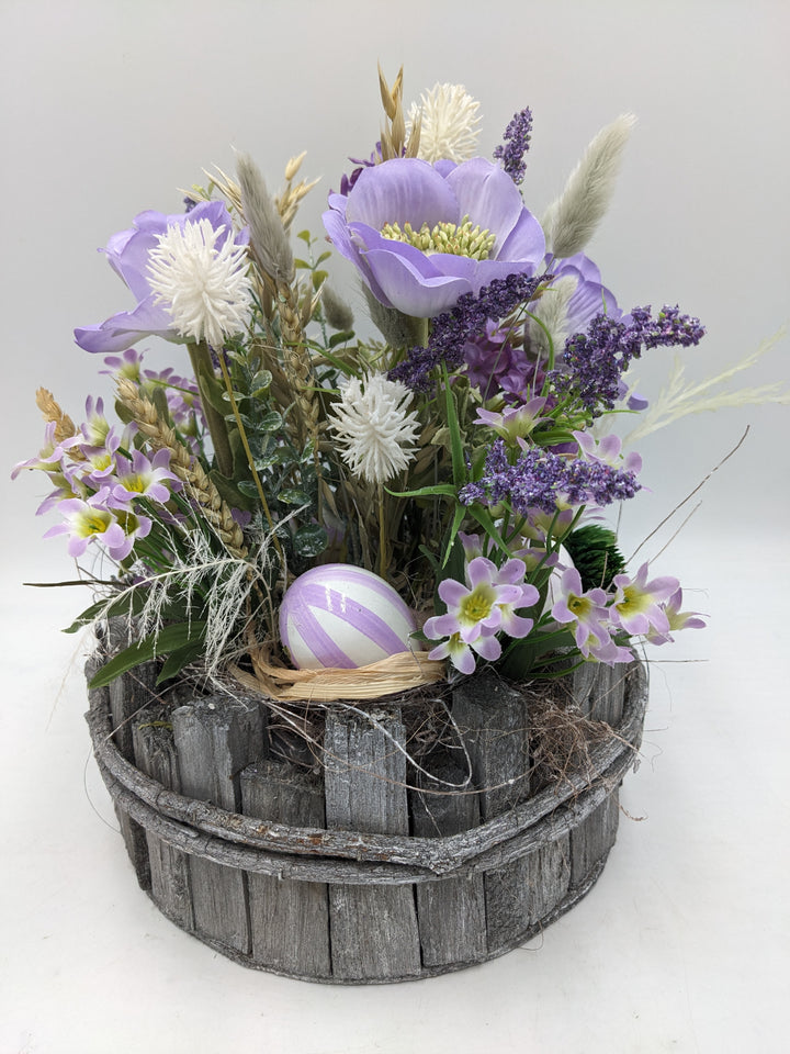 Ostergesteck Frühlingsgesteck Anemone Gräser Eier lila