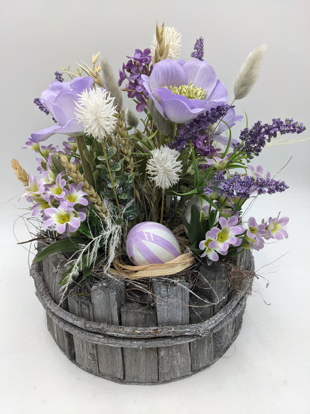 Ostergesteck Frühlingsgesteck Anemone Gräser Eier lila