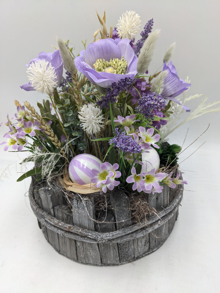 Ostergesteck Frühlingsgesteck Anemone Gräser Eier lila