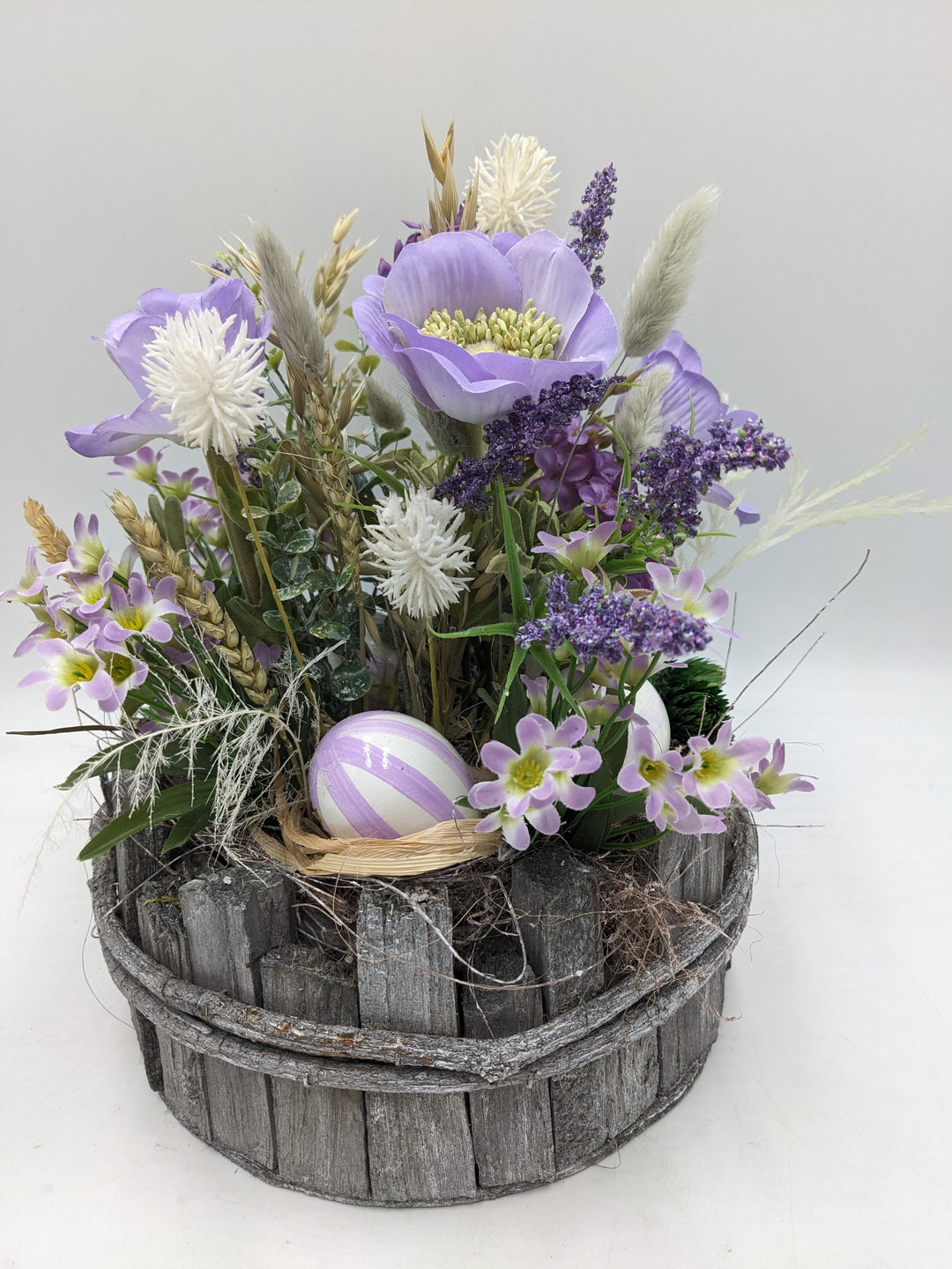 Ostergesteck Frühlingsgesteck Anemone Gräser Eier lila