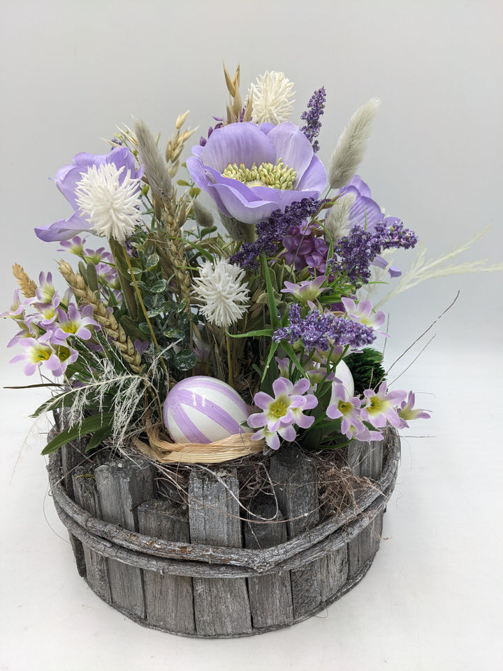 Ostergesteck Frühlingsgesteck Anemone Gräser Eier lila