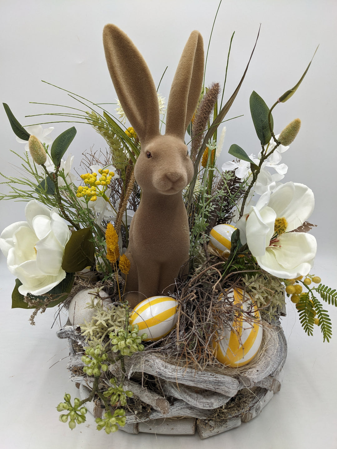 Ostergesteck Frühlingsgesteck Magnolien Hase weiss gelb