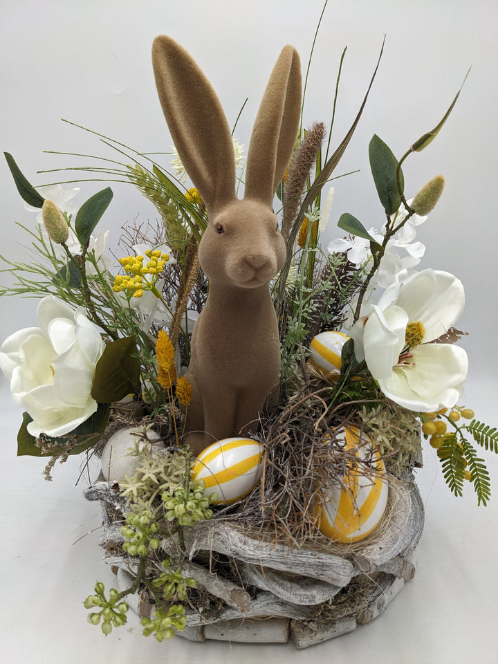 Ostergesteck Frühlingsgesteck Magnolien Hase weiss gelb