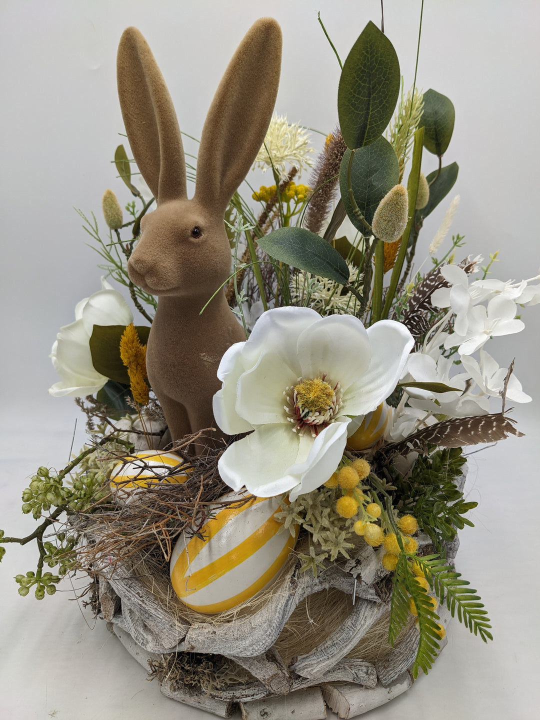 Ostergesteck Frühlingsgesteck Magnolien Hase weiss gelb