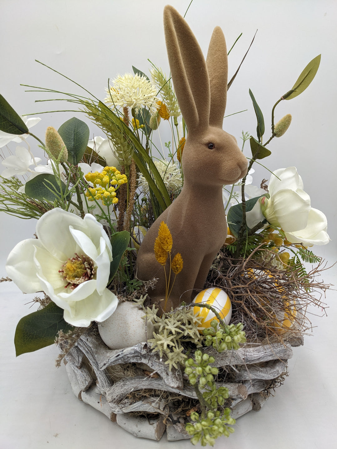 Ostergesteck Frühlingsgesteck Magnolien Hase weiss gelb