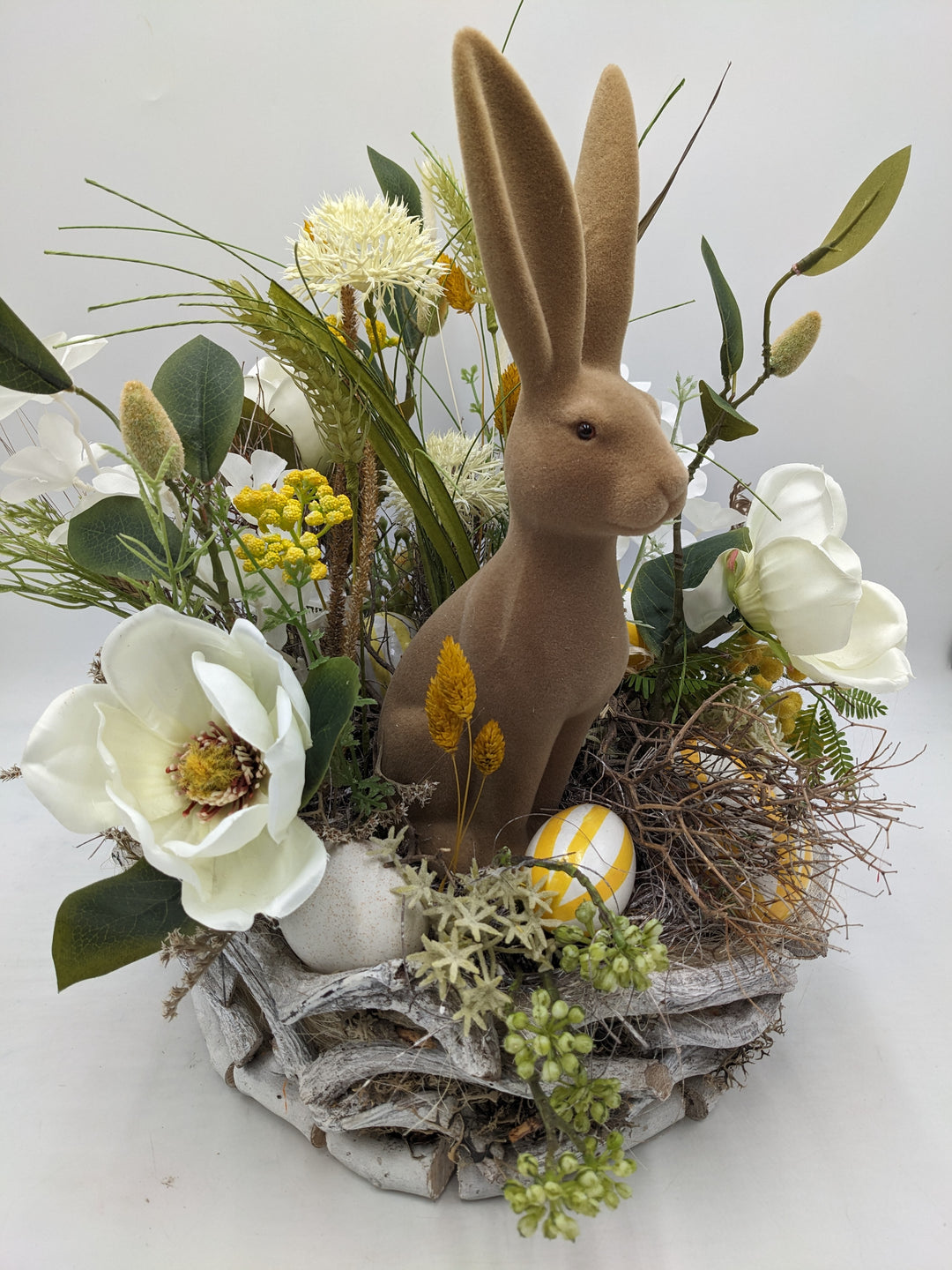 Ostergesteck Frühlingsgesteck Magnolien Hase weiss gelb