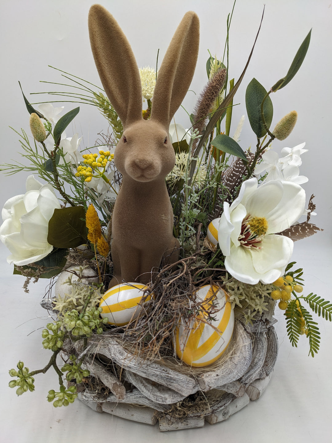 Ostergesteck Frühlingsgesteck Magnolien Hase weiss gelb