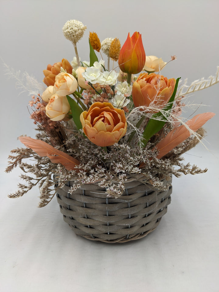 Frühlingsgesteck Ranunkel Tulpen apricote