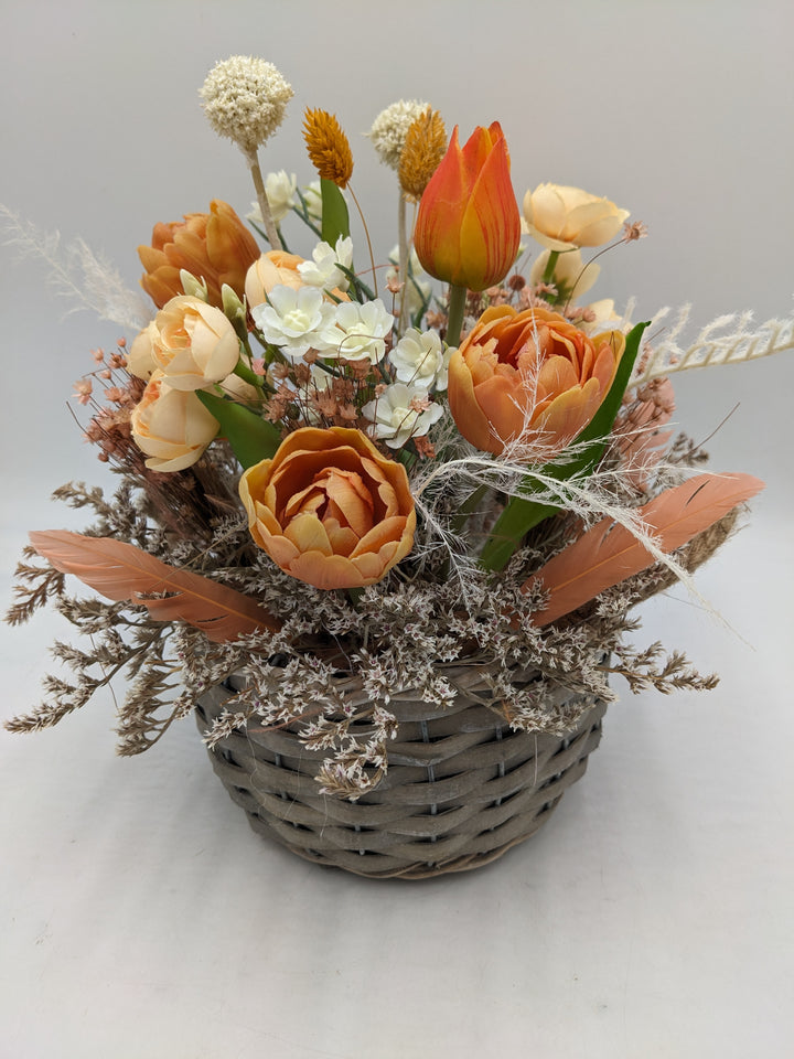 Frühlingsgesteck Ranunkel Tulpen apricote