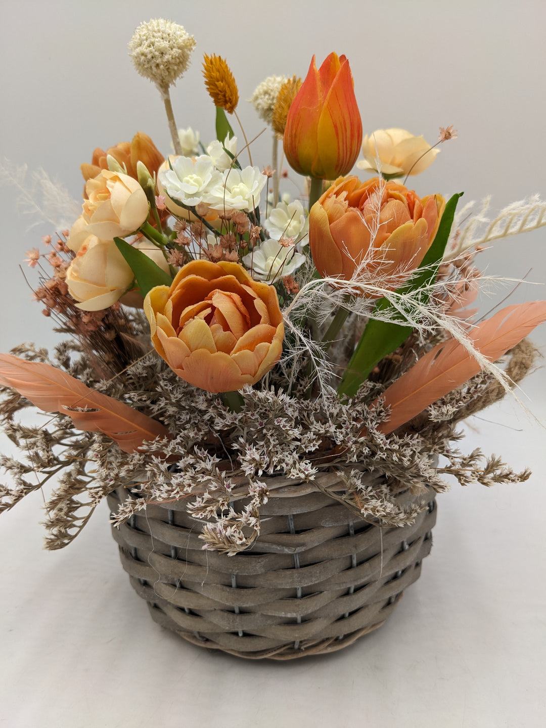 Frühlingsgesteck Ranunkel Tulpen apricote