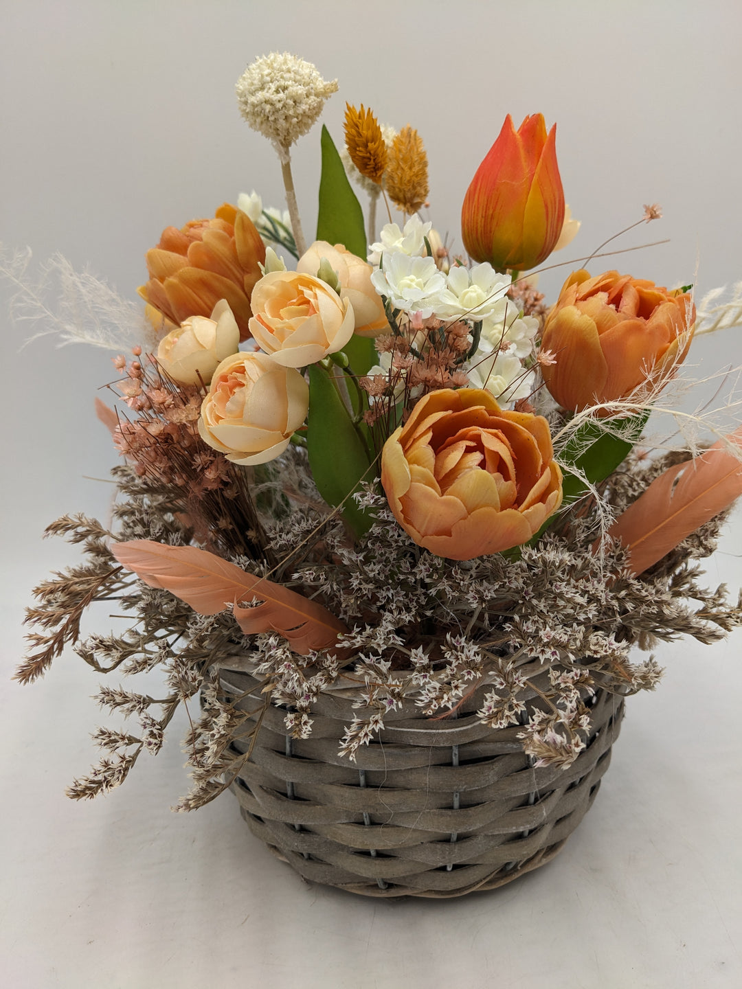 Frühlingsgesteck Ranunkel Tulpen apricote