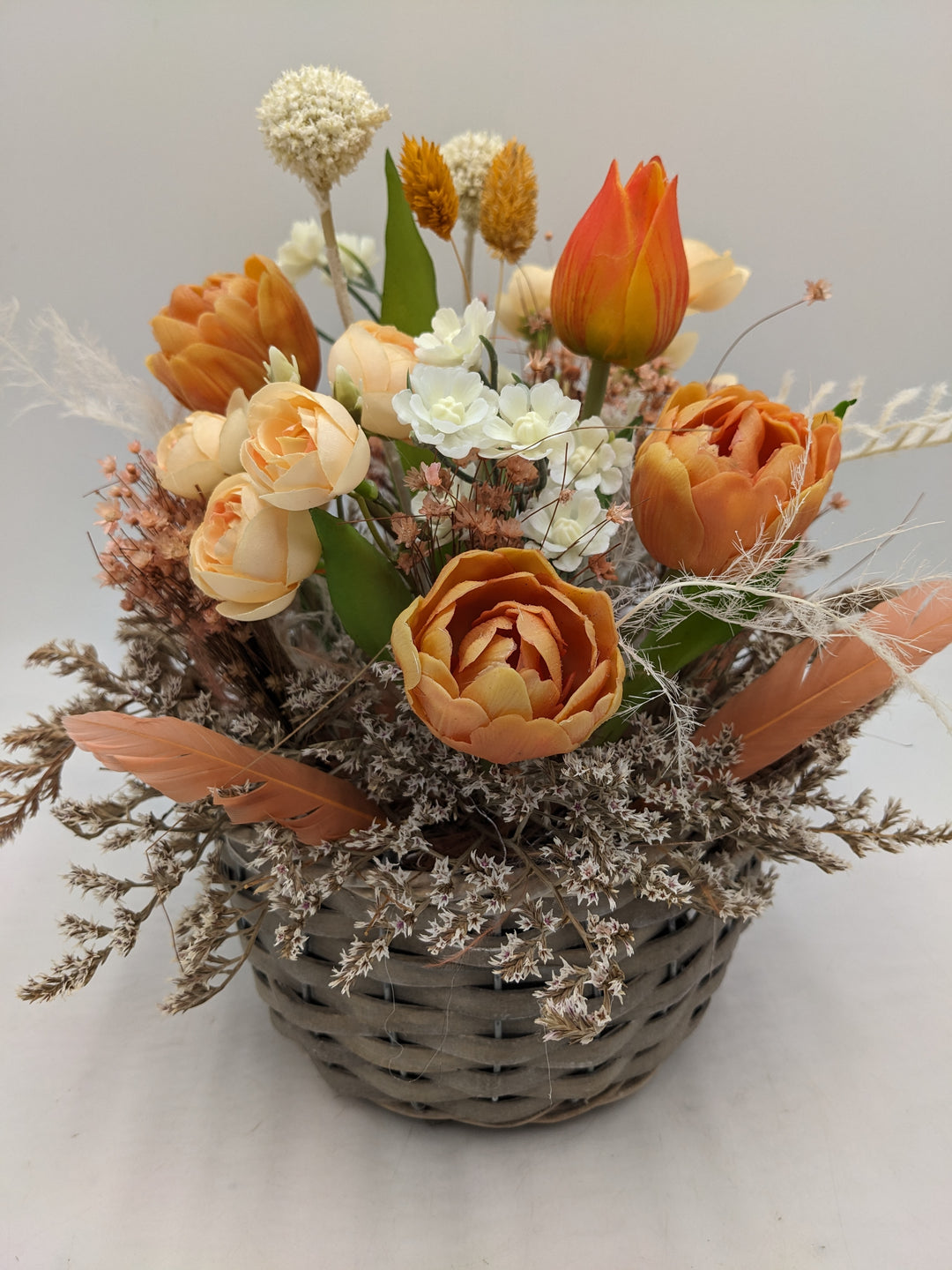 Frühlingsgesteck Ranunkel Tulpen apricote