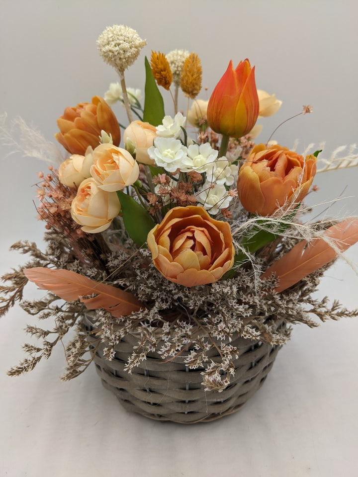 Frühlingsgesteck Ranunkel Tulpen apricote
