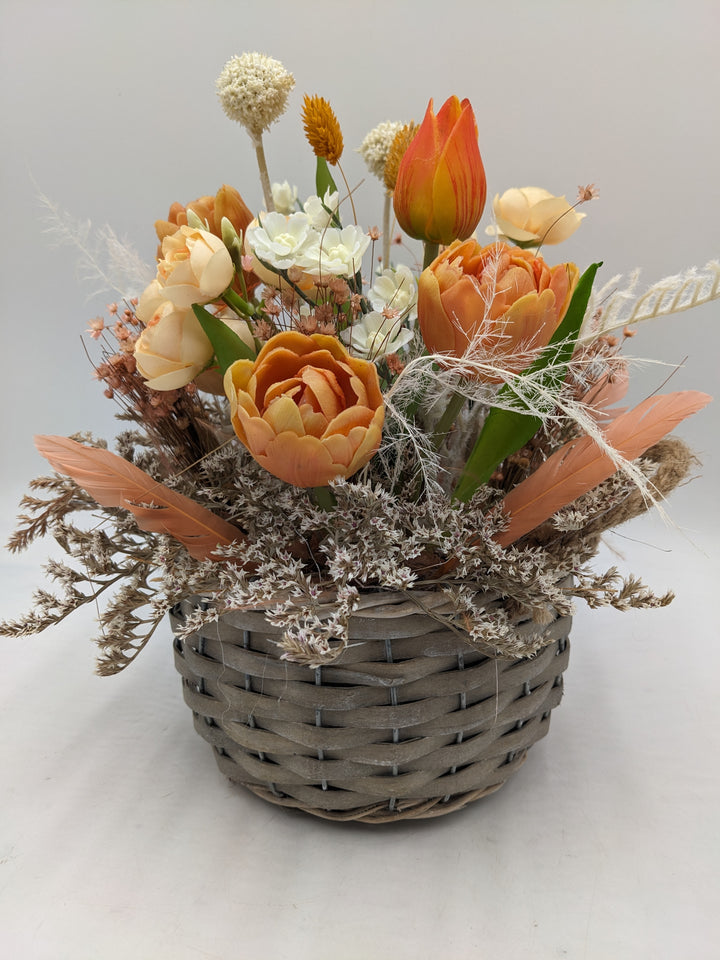 Frühlingsgesteck Ranunkel Tulpen apricote