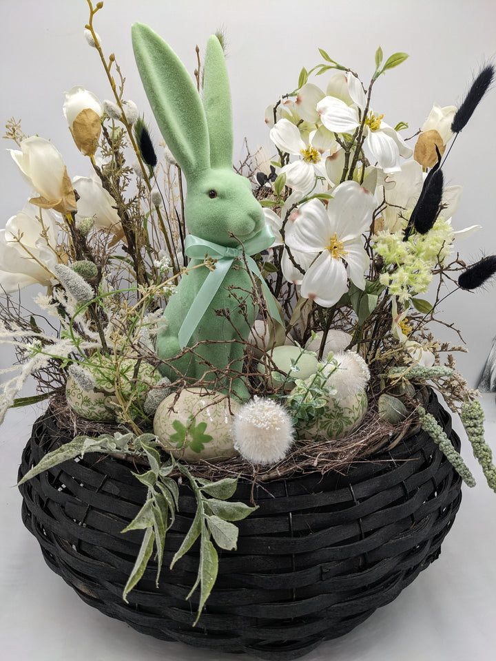 Ostergesteck Frühlingsgesteck Magnolien Hase Gräser grün weiss