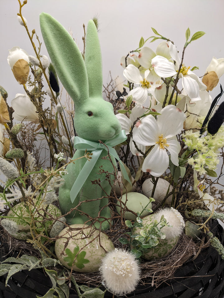 Ostergesteck Frühlingsgesteck Magnolien Hase Gräser grün weiss