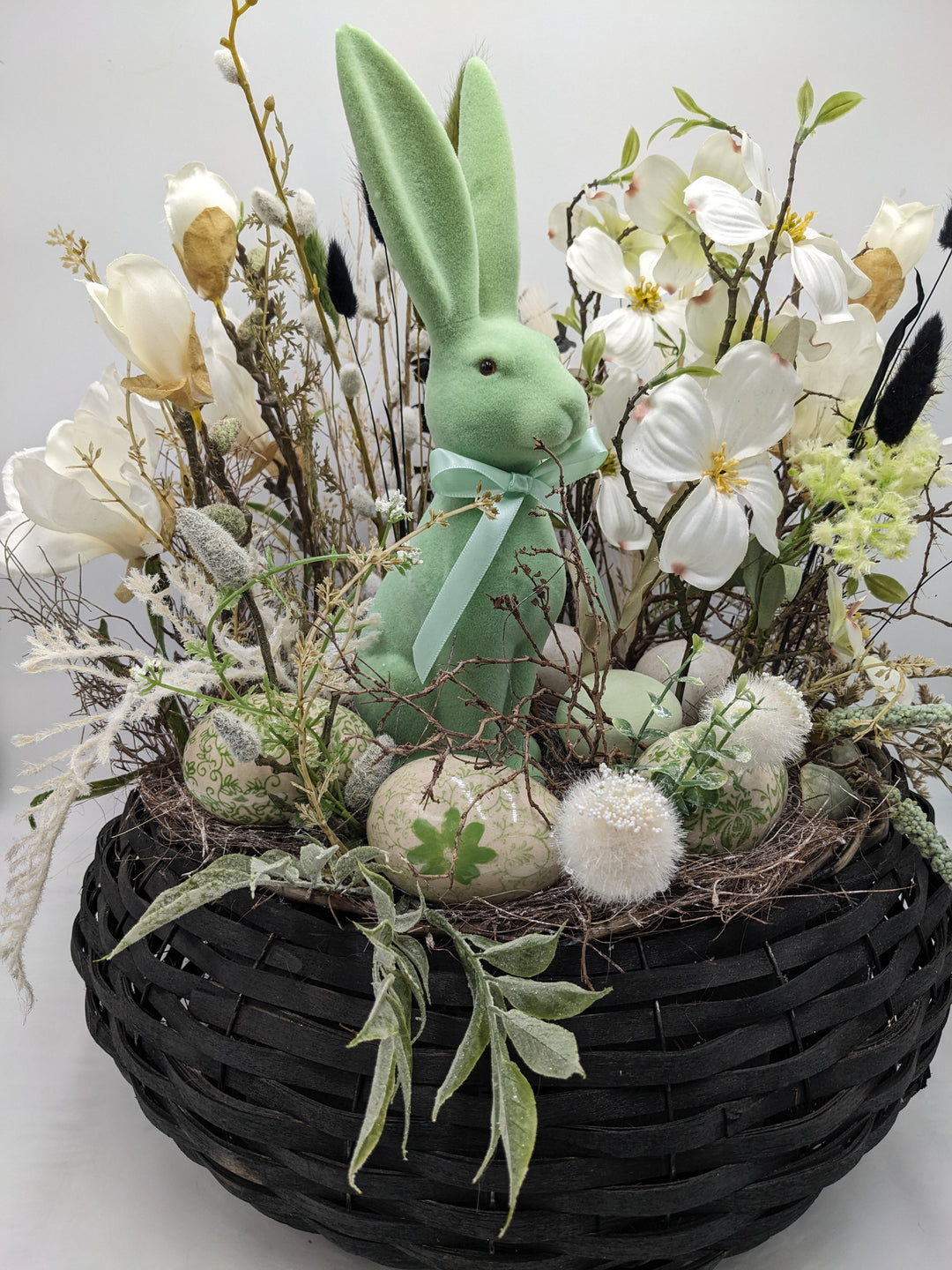 Ostergesteck Frühlingsgesteck Magnolien Hase Gräser grün weiss