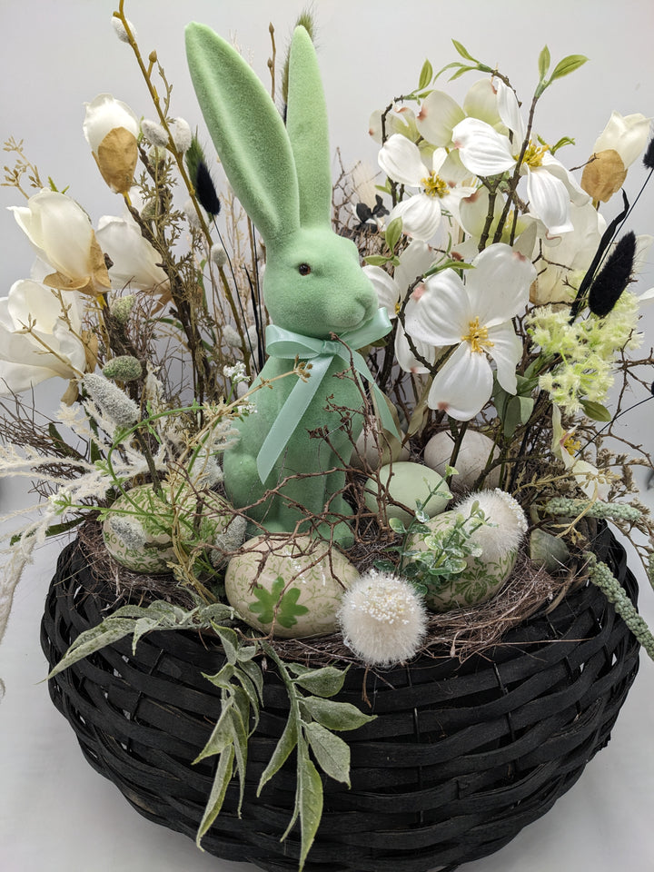 Ostergesteck Frühlingsgesteck Magnolien Hase Gräser grün weiss