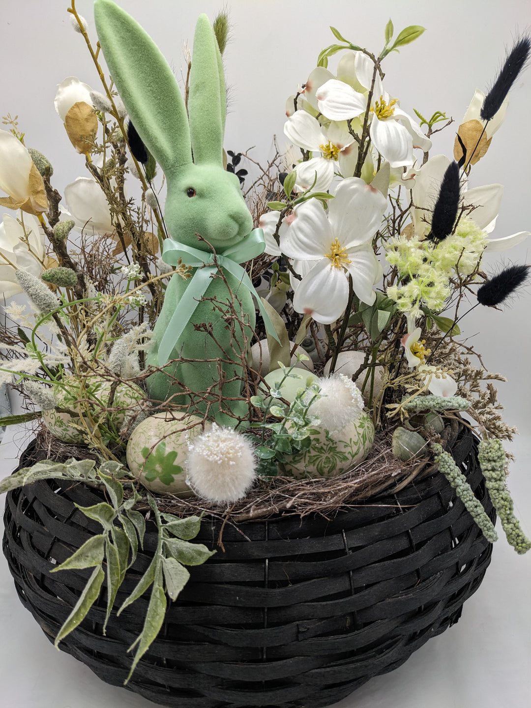 Ostergesteck Frühlingsgesteck Magnolien Hase Gräser grün weiss