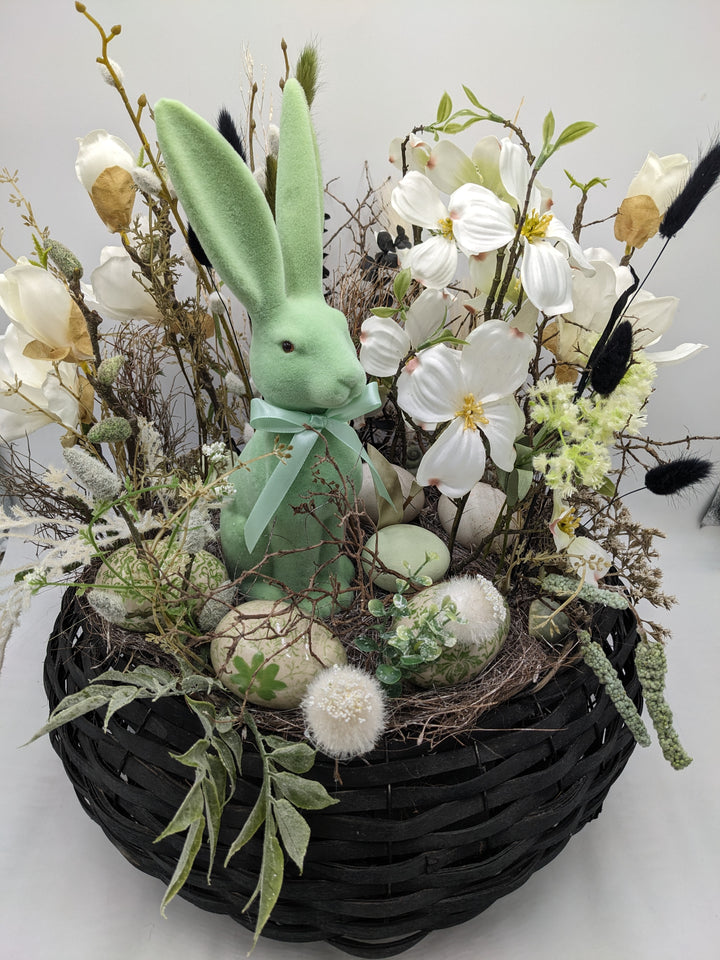 Ostergesteck Frühlingsgesteck Magnolien Hase Gräser grün weiss